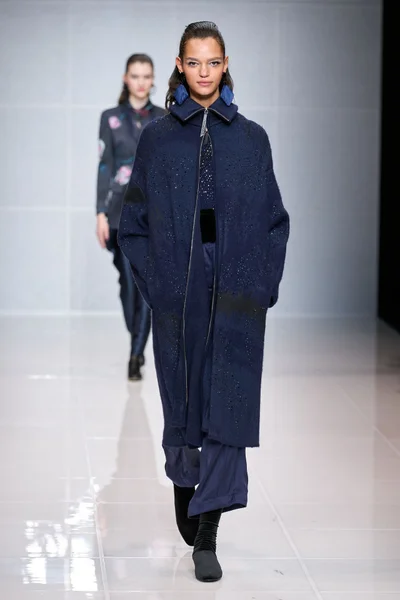 Look 16